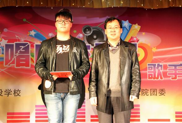 調整大小 張衛(wèi)東院長給獲得一等獎的選手頒獎.jpg