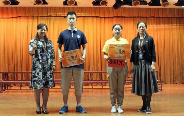 調(diào)整大小 11、蘇曉紅主任和張榮霞主任給獲得二等獎(jiǎng)的代表隊(duì)頒獎(jiǎng).jpg