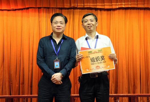 調(diào)整大小 9、任建設(shè)副院長給機(jī)電工程系頒發(fā)組織獎(jiǎng).jpg