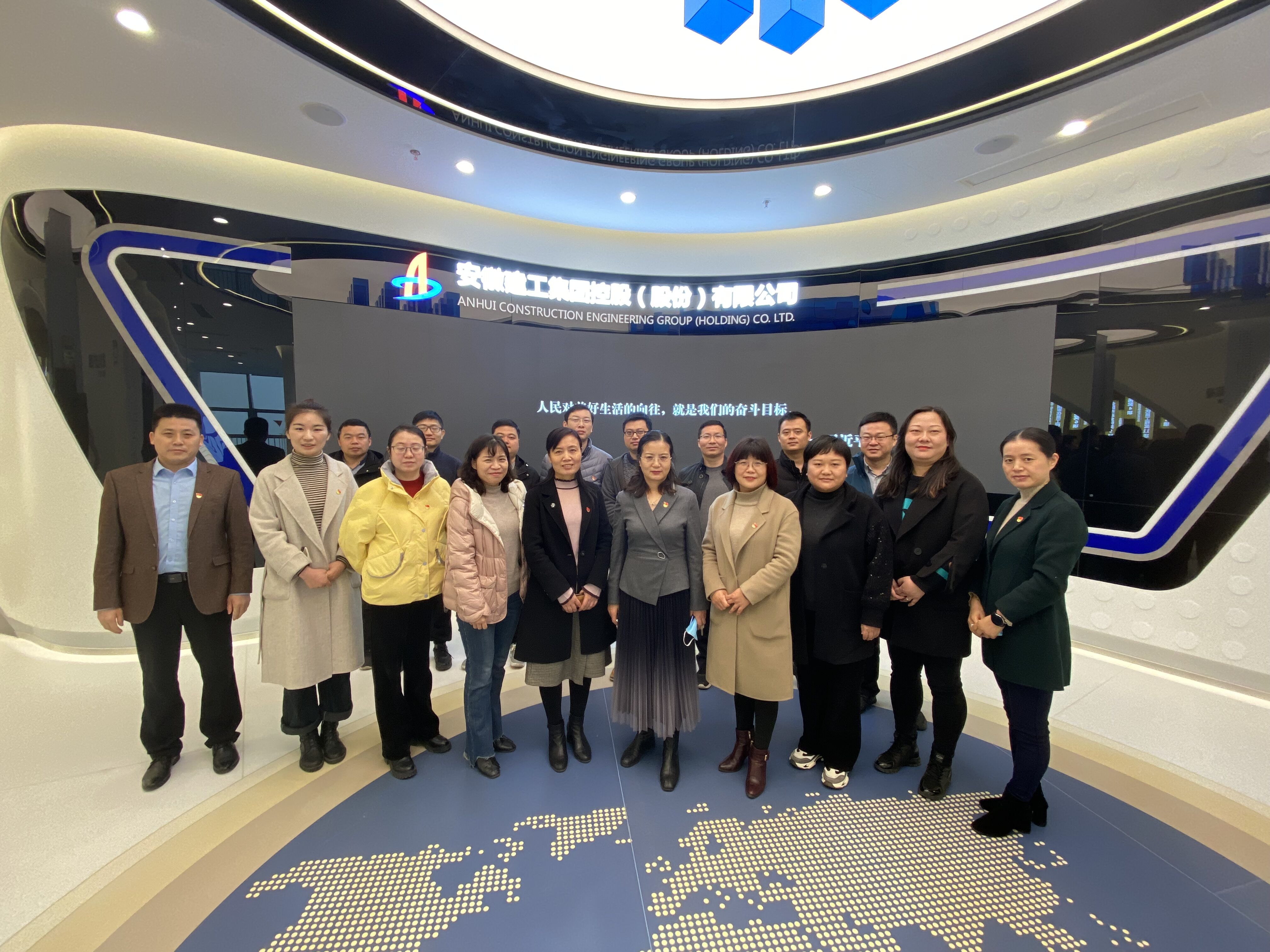 參觀集團展廳1.jpg