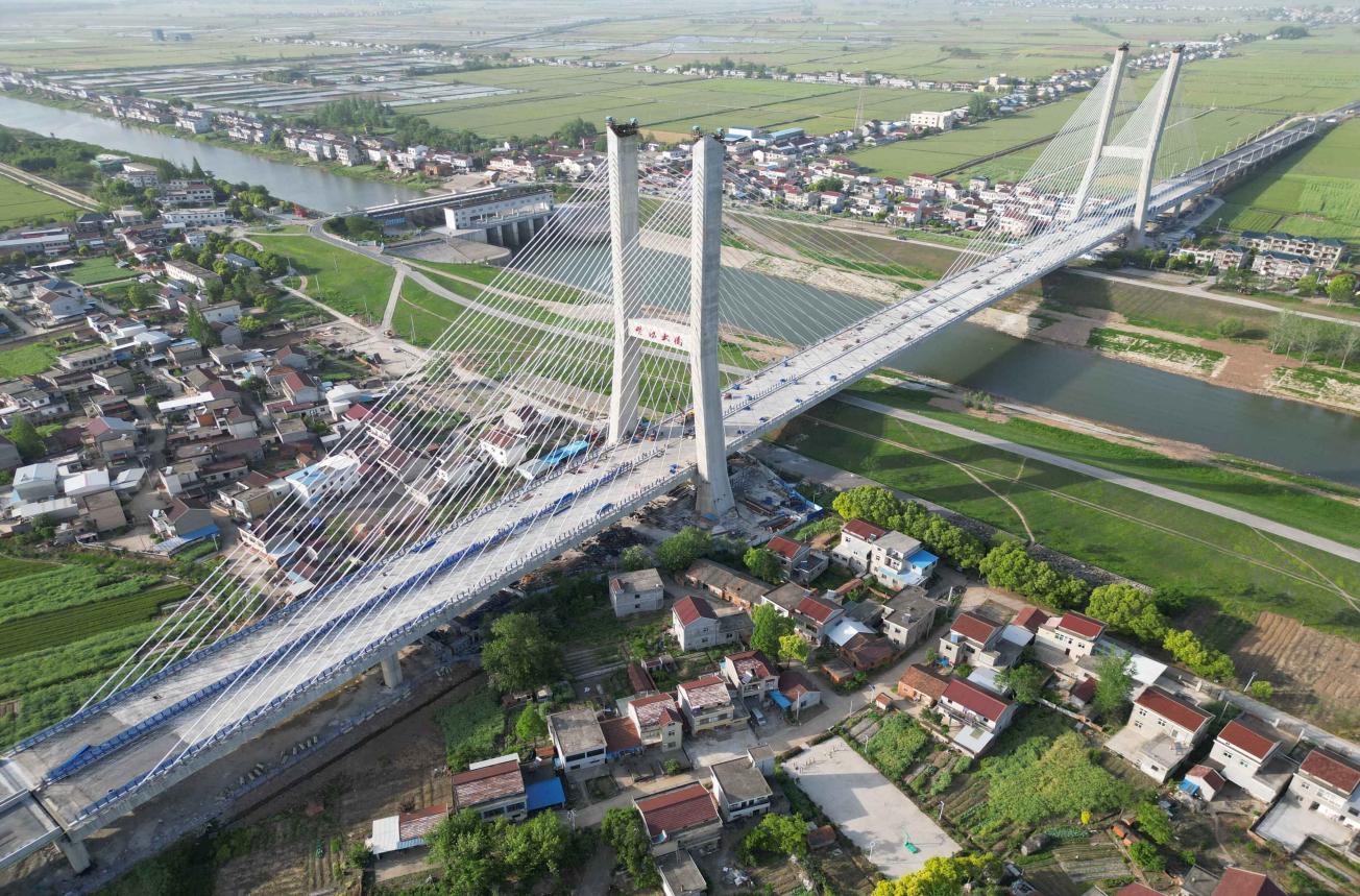 建設(shè)投資集團(tuán)（原路橋集團(tuán)）G347安九二期楊灣河特大橋。安徽建工集團(tuán)供圖