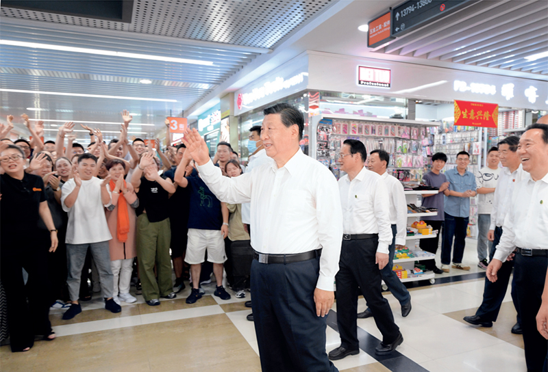 2023年9月20日至21日，中共中央總書記、國家主席、中央軍委主席習(xí)近平在浙江考察。這是20日上午，習(xí)近平在義烏國際商貿(mào)城考察時(shí)，同商戶親切交流。 新華社記者 李學(xué)仁/攝