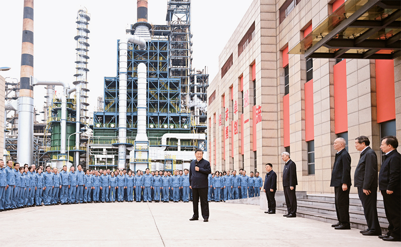 2023年10月10日至13日，中共中央總書記、國家主席、中央軍委主席習(xí)近平在江西考察。這是10日下午，習(xí)近平在中國石化九江分公司考察時(shí)，同企業(yè)員工親切交流。 新華社記者 謝環(huán)馳/攝