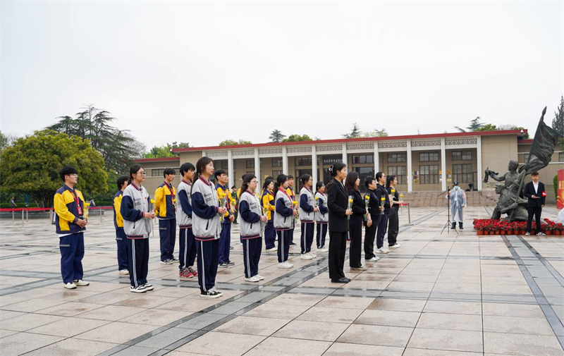 向革命先烈獻花.jpg
