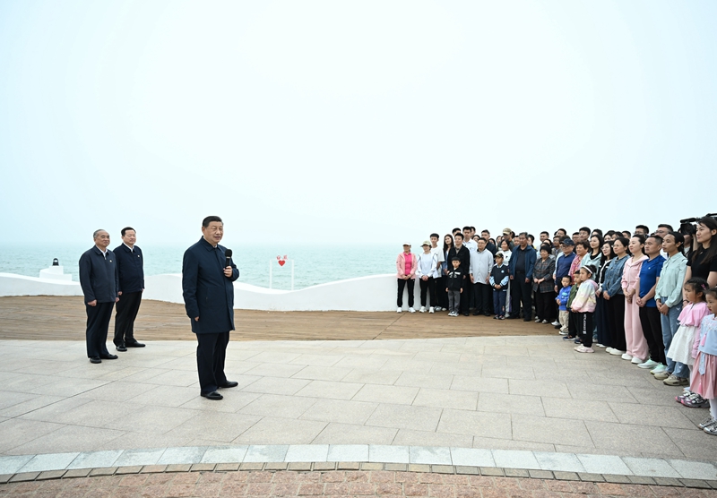 5月22日至24日，中共中央總書記、國家主席、中央軍委主席習(xí)近平在山東考察。這是22日下午，習(xí)近平在日照市陽光海岸綠道同市民和游客親切交流。