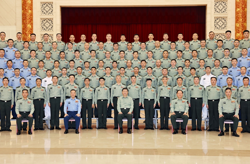 5月22日至24日，中共中央總書記、國家主席、中央軍委主席習(xí)近平在山東考察。這是23日上午，習(xí)近平在濟(jì)南親切接見駐濟(jì)南部隊(duì)上校以上領(lǐng)導(dǎo)干部，代表黨中央和中央軍委向駐濟(jì)南部隊(duì)全體官兵致以誠摯問候。