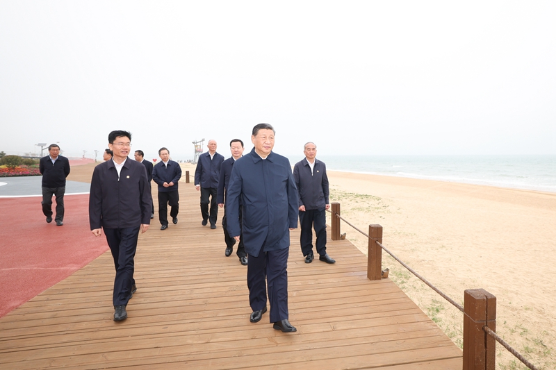 5月22日至24日，中共中央總書記、國家主席、中央軍委主席習(xí)近平在山東考察。這是22日下午，習(xí)近平在日照市陽光海岸綠道考察。