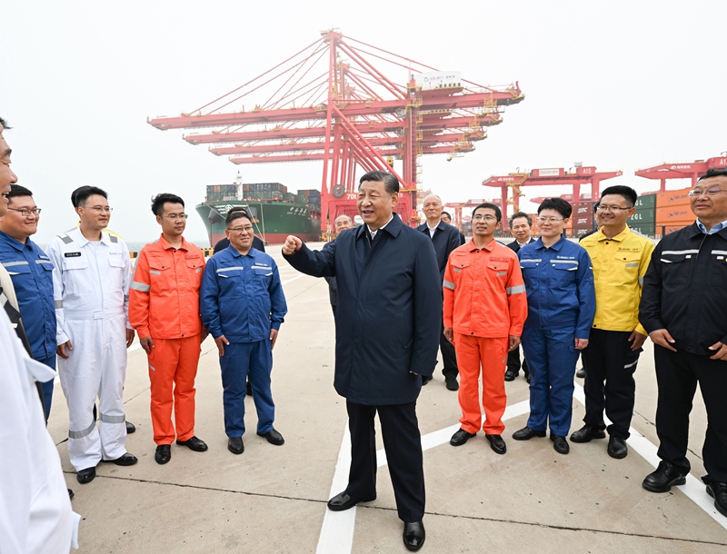 ??5月22日至24日，中共中央總書記、國家主席、中央軍委主席習(xí)近平在山東考察。這是22日下午，習(xí)近平在日照港親切慰問港口科技工作者、運(yùn)營人員、航運(yùn)人員。 