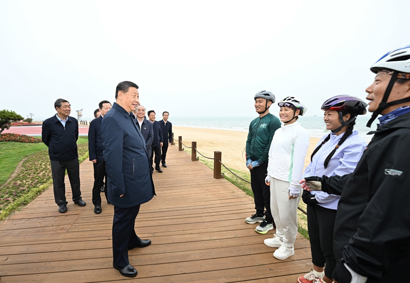5月22日至24日，中共中央總書記、國家主席、中央軍委主席習(xí)近平在山東考察。這是22日下午，習(xí)近平在日照市陽光海岸綠道同市民親切交流。