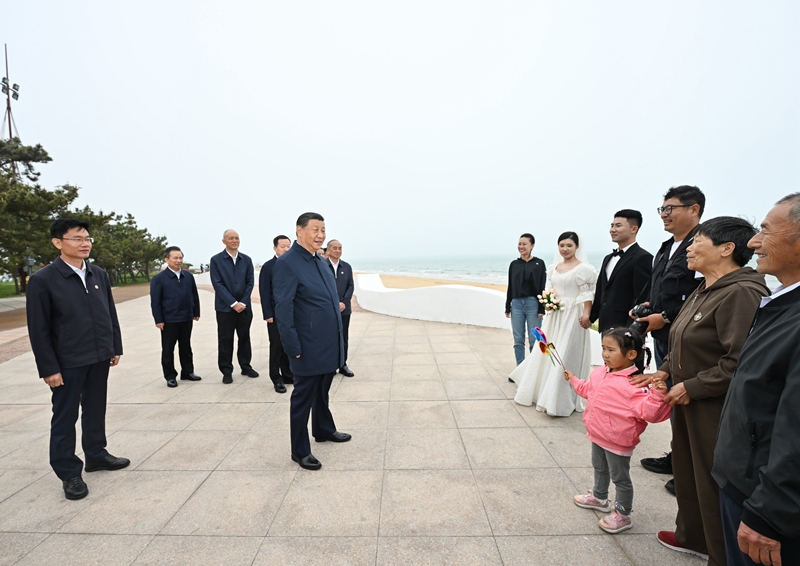 5月22日至24日，中共中央總書記、國家主席、中央軍委主席習(xí)近平在山東考察。這是22日下午，習(xí)近平在日照市陽光海岸綠道同市民親切交流。