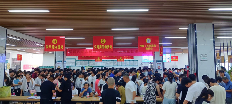 新生報到現(xiàn)場 (7).jpg 新生報到現(xiàn)場 (7).jpg