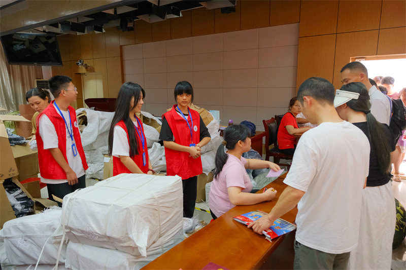新生報到現(xiàn)場 (3).jpg 新生報到現(xiàn)場 (3).jpg
